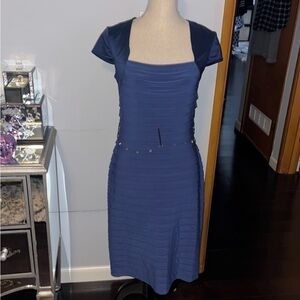 ADRIANNA PAPELL Blue Pleated Dress Sz 10
Excellent Condition. Belt not original